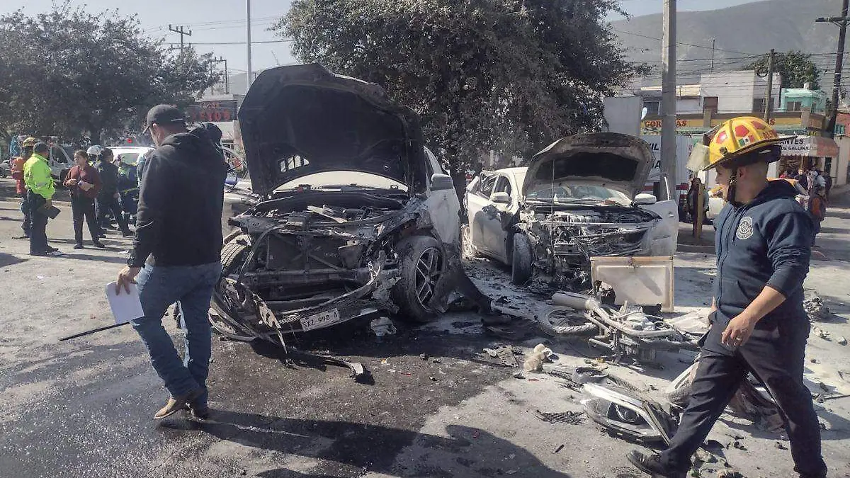 Accidente NL_joven choca contra autos